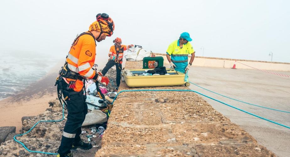 El Ayuntamiento de Cádiz procede a retirar la basura ubicada en el entorno de la Caleta.