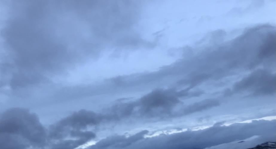 Nubes de tormenta y cielo oscuro en una imagen de archivo