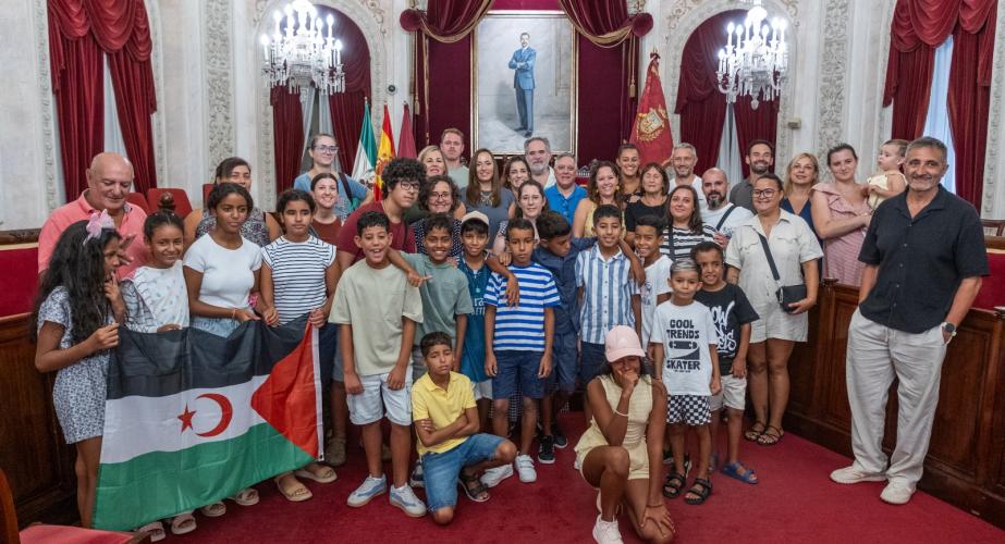 Los pequeños junto con autoridades en el Salon de Plenos este miercoles