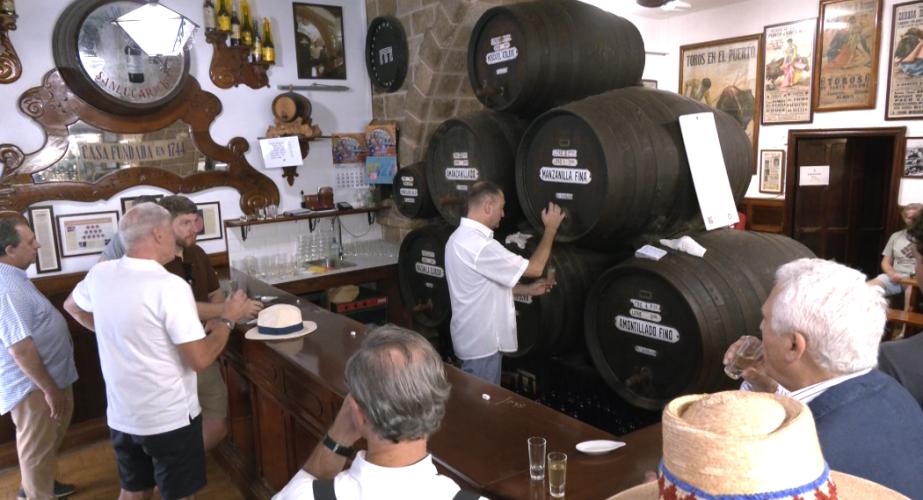 Diputación premia a la Taberna La Manzanilla, a Guías Turísticos y a los detallistas de Mercados Municipales de Cádiz por el Día Mundial del Turismo.