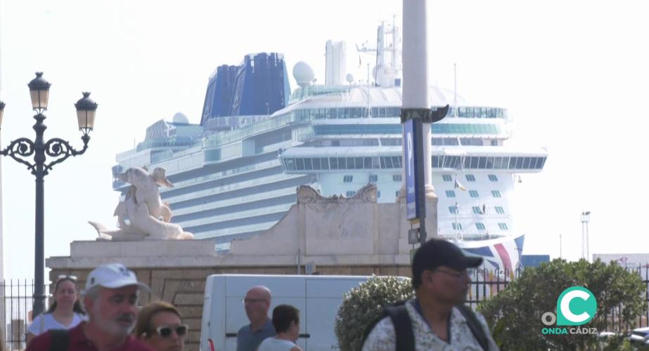 Vista de uno de los navios de pasajeros desde la plaza de San juan de Dios este lunes