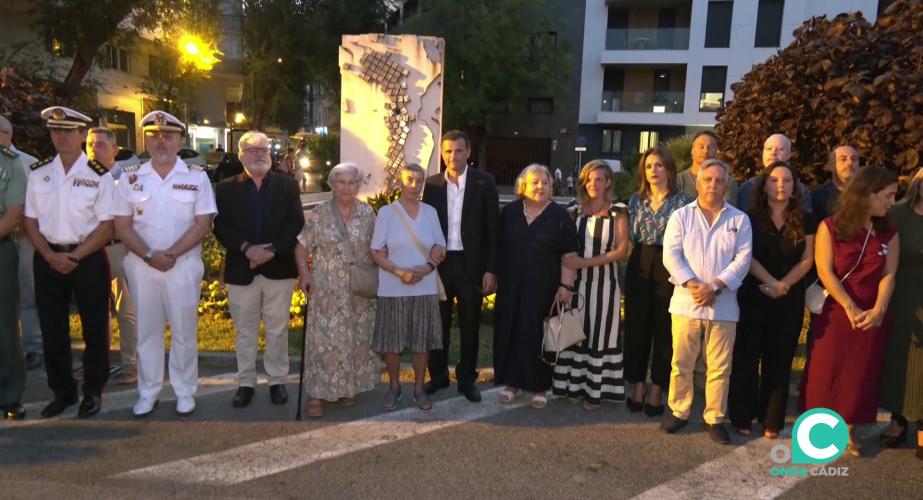 Autoridades junto con asistentes en la plaza de San Severiano una vez concluido el acto