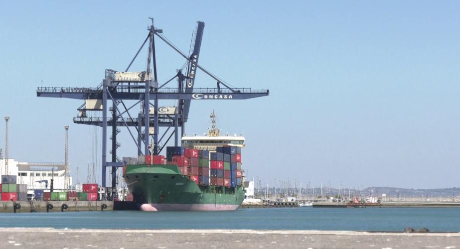 Barco de transporte de contenedores en el muelle de la capital gaditana
