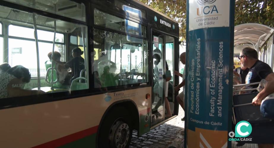 Pasajeros accediendo a uno de los vehículos en la parada de la facultad de empresariales