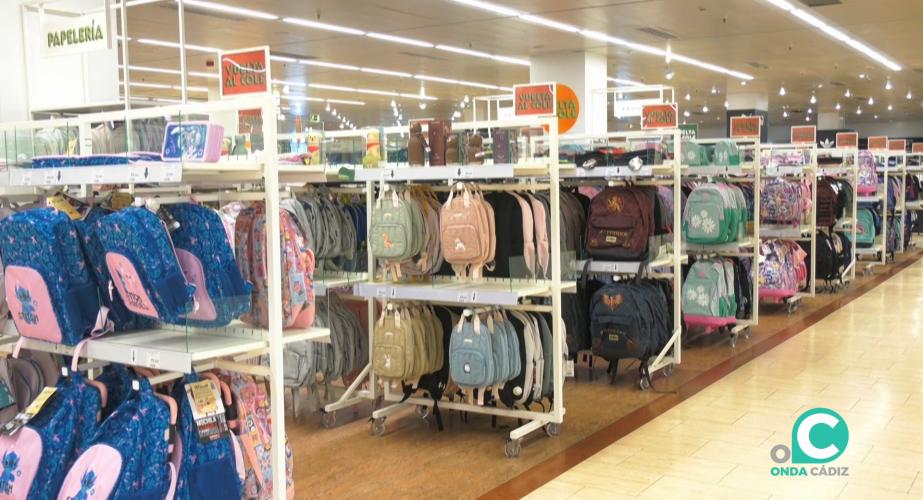 Mostradores de un establecimiento de la capital gaditana con marterial escolar