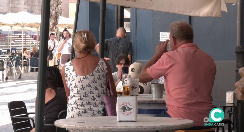 Turistas en una terraza de la plaza de la Catedral de la capital gaditana