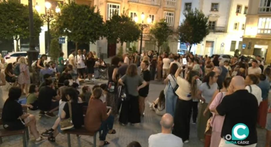 El Sindicato de Inquilinas e Inquilinos de Cádiz se suma a las reivindicaciones de Madrid y convoca una 'cena colectiva' esta tarde en la plaza del Palillero. 