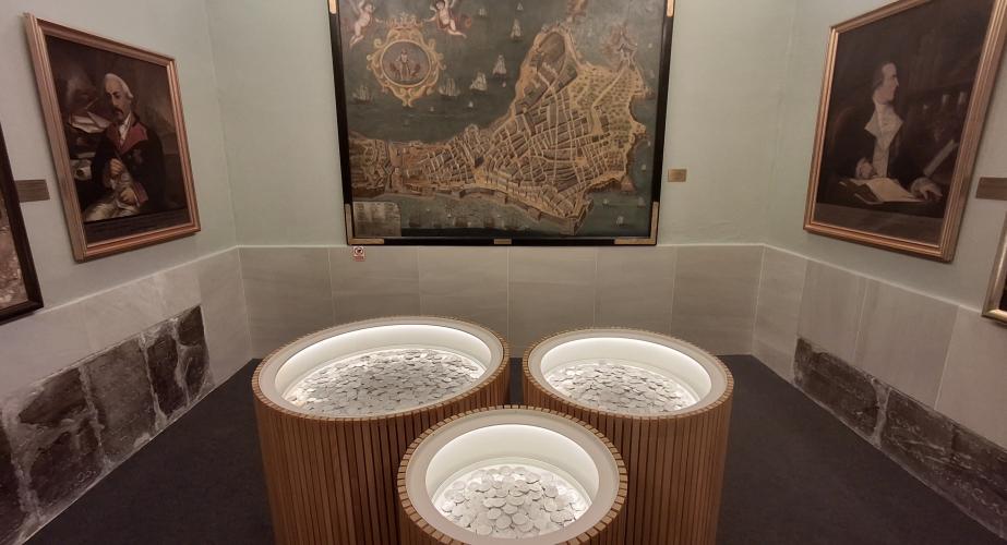 La exposición se emcuentra en el Museo de las Cortes.