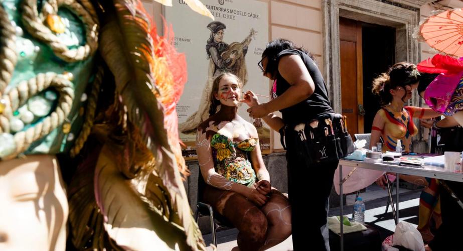 La historia de Cádiz cobra vida sobre la piel.