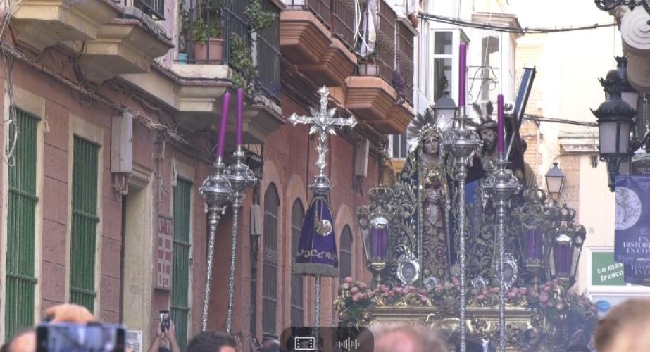 El cortejo permaneció durante más de cuatro horas en la calle y llegó hasta el barrio de La Viña