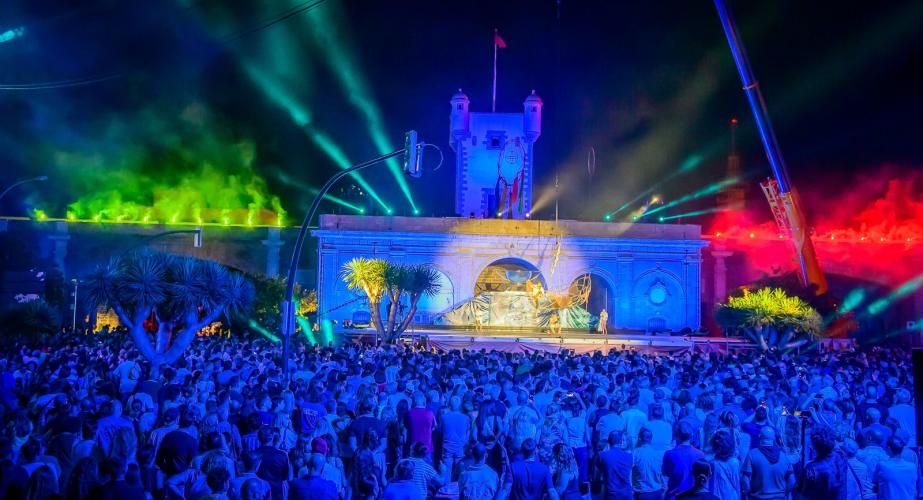 Bailares, acróbatas, la música del Carnaval y el flamenco y la ópera pusieron la banda sonora al espectáculo