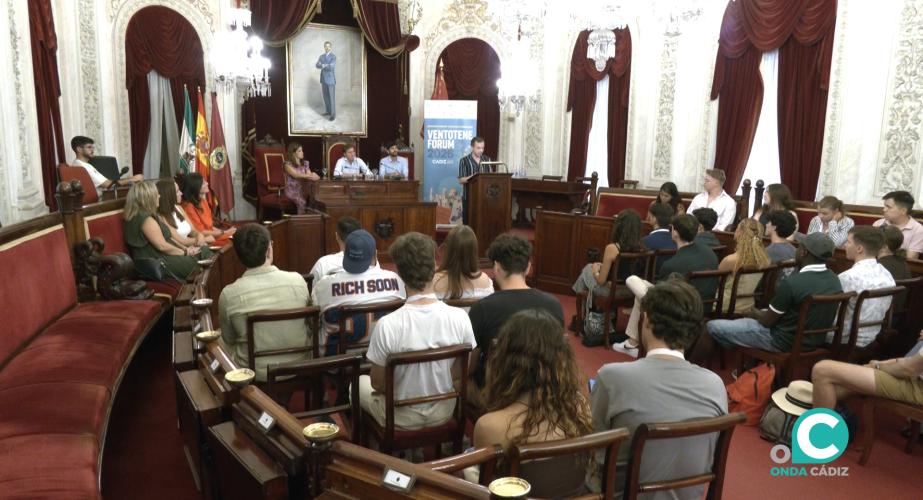 La lectura del manifiesto ha tenido lugar en el Salón de Plenos del Ayuntamiento.