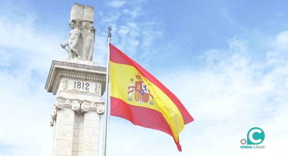 La bandera española ya ondea fente al monumento de la Constitución de 1.812.