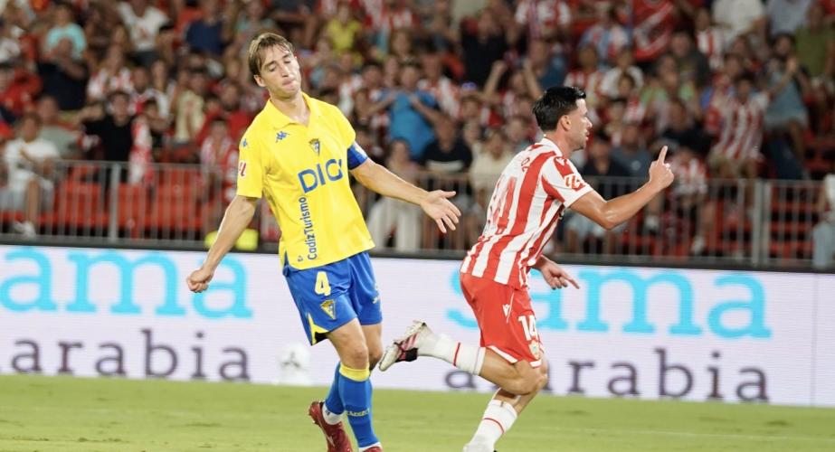 Javi Muñoz tras superar a Javi Castro en al acción del gol (Foto: LaLiga)