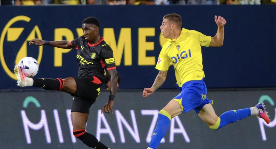 Sergio Arribas en una acción con Asprilla (Foto: LaLiga)