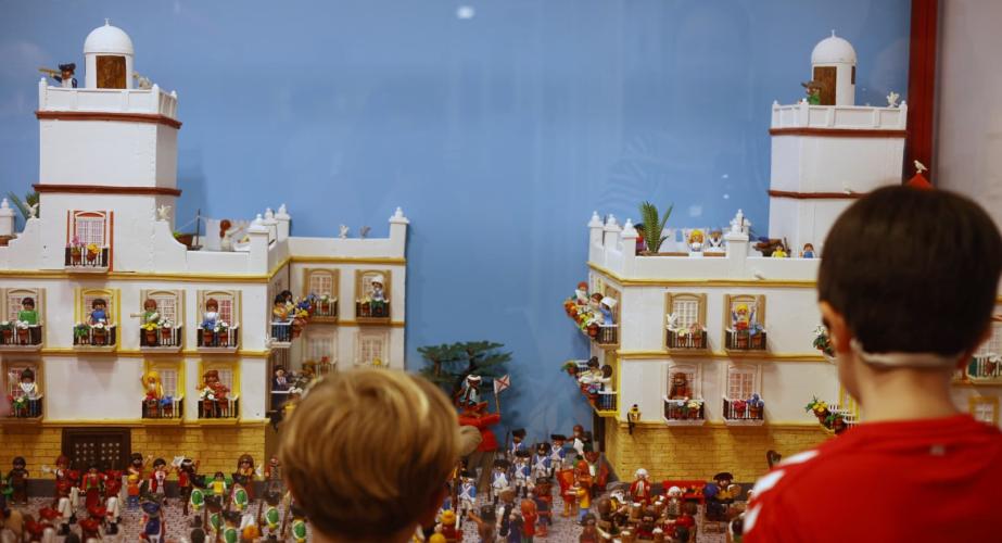 Dos pequeños contemplando la exposición en la Casa de la Juventud.