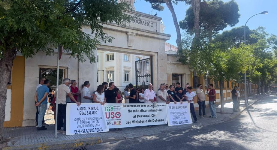 Estos trabajadores piden que se equipare su sueldo al del personal militar