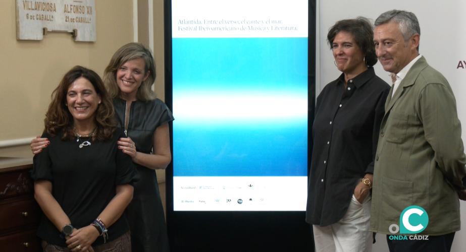 Foto de familia tras la rueda de prensa presentación de este martes.