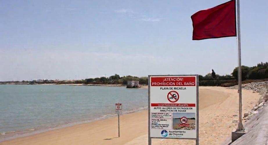 Playa de Micaela en Chipiona con bandera roja tras detectarse bacterias en el agua.