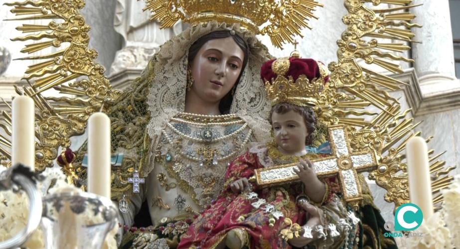 La Virgen de los Desamparados de Cádiz volvió a recorrer las calles de la capital este sábado.