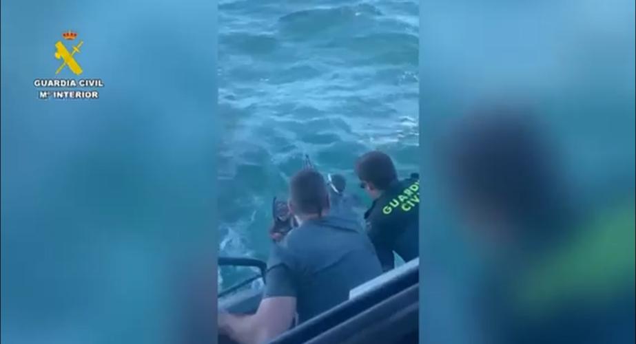 Agentes de la Guardia Civil en el momento del rescate.