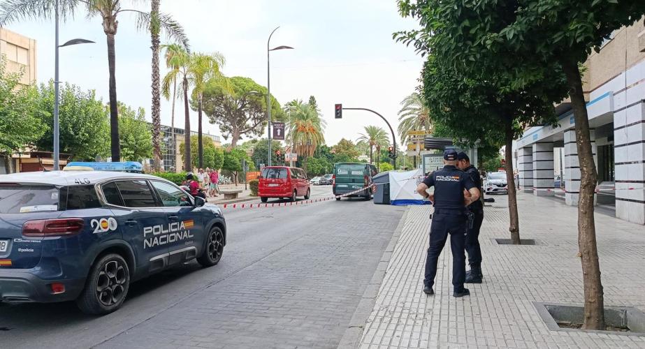 Un vehículo de la Policía Nacional y dos agentes en la zona de la localización del cuerpo