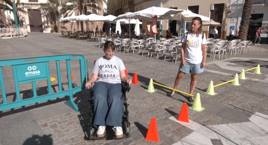 La plaza de la Catedral acoge carpas informativas de asociaciones y actividades para concienciar sobre la discapacidad y la movilidad reducida.