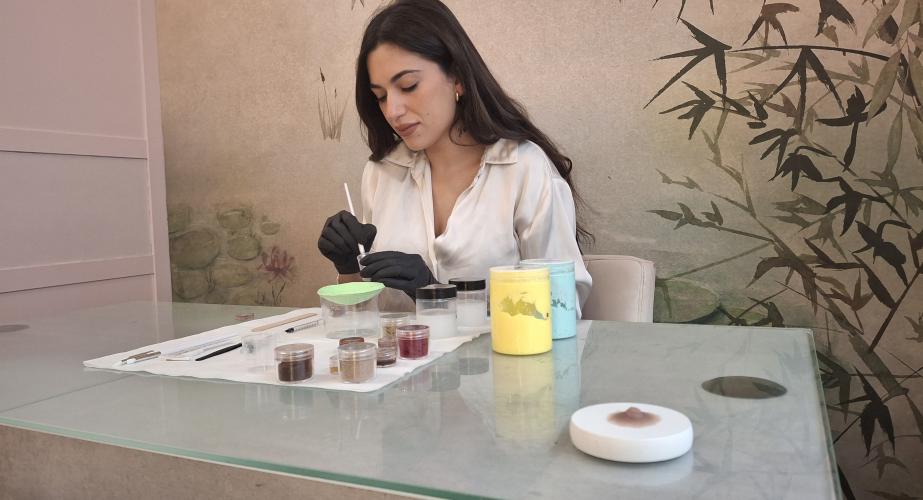 Ana Conde trabajando en su centro de Cánovas del Castillo.