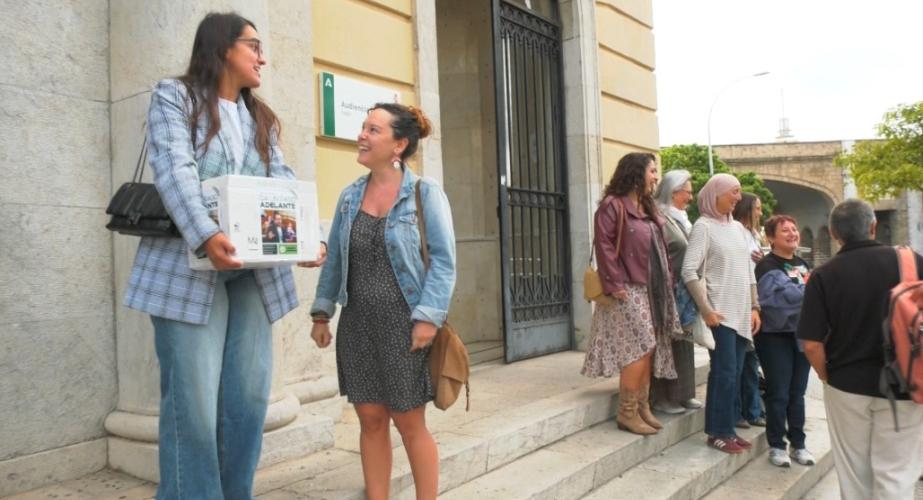 Adelante Andalucía entrega los avales de su candidatura por Cádiz de cara a las elecciones generales.