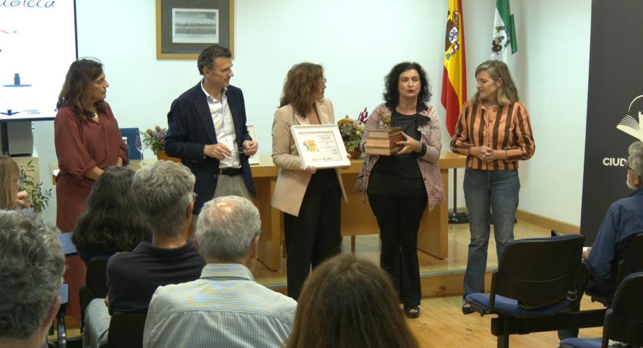 Las periodistas de Canal Sur Radio, Victoria de Haro, y Salud Botaro recogieron el premio. 