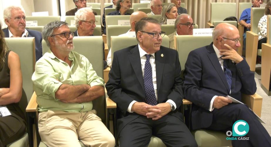 Los premiados en el auditorio del Colegio de Médicos de Cádiz.