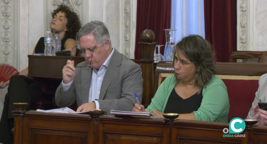 El portavoz del PSOE de Cádiz, Óscar Torres , junto a la concejala, Natalia Álvarez. 