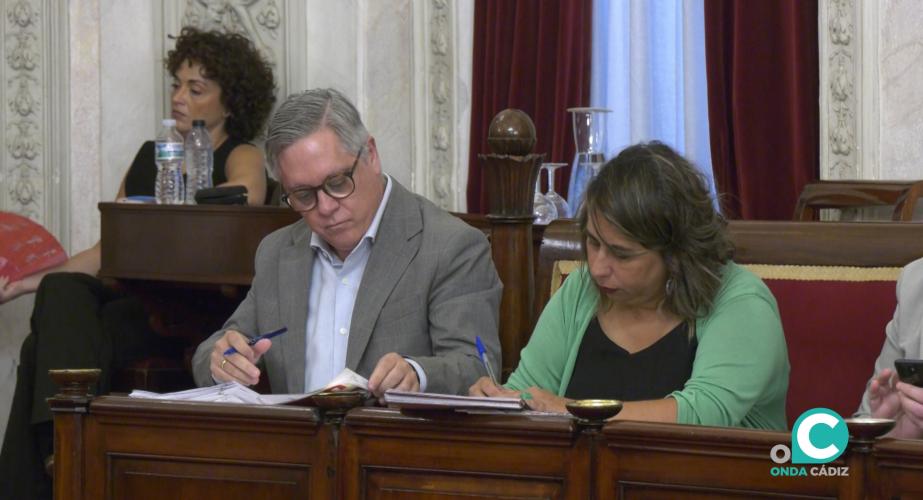 Una imagen del portavoz socialista Óscar Torres en el pleno del Ayuntamiento.