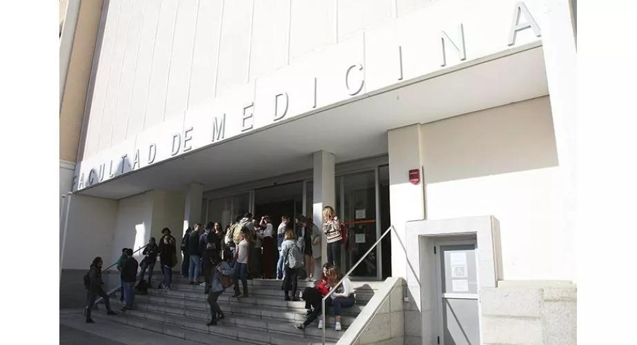 La fachada de la facultad de Medicina en Cádiz.