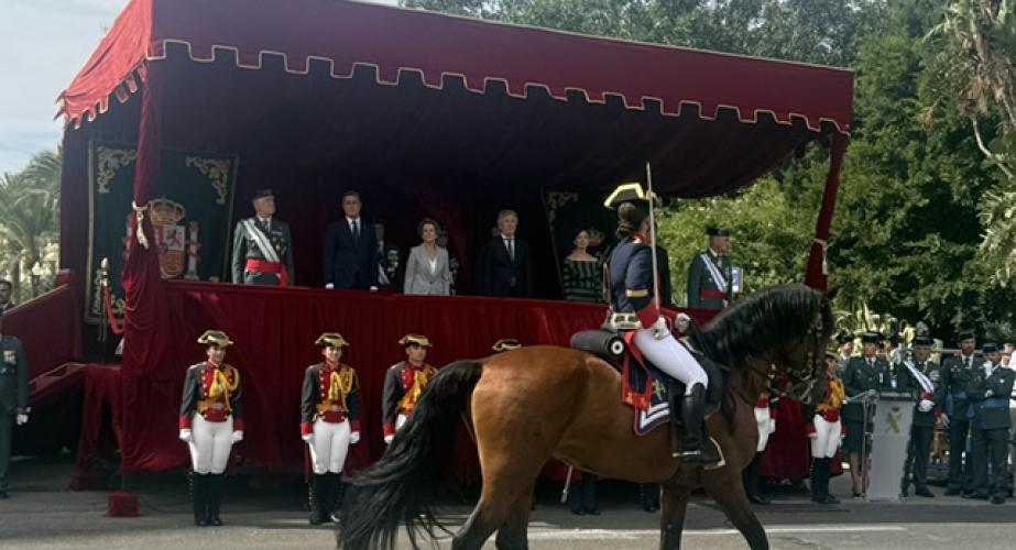 Autoridades en el desfile de la Guardia Civil montada