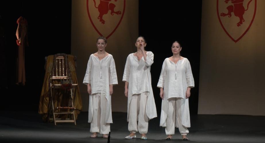 Las hermanas López Segovia durante la presentación de la obra. 