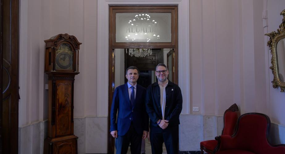 A la visita institucional también ha acudido la presidenta de la Autoridad Portuaria, Teófila Martínez