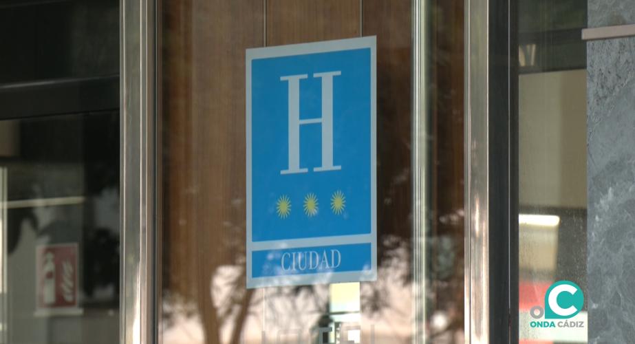El precio medio por habitación disponible ha pasado de 160 euros en 2025 a 144 euros en 2026