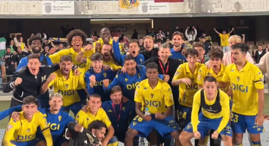 La celebración del equipo y la afición en Chapín. (foto Cádiz CF)