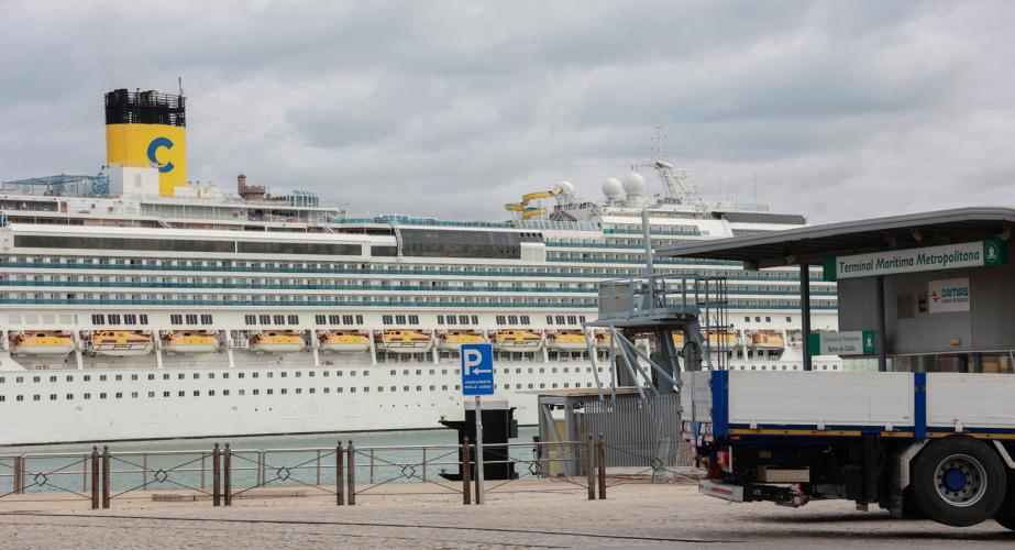  Un crucero en el Puerto de Cádiz.