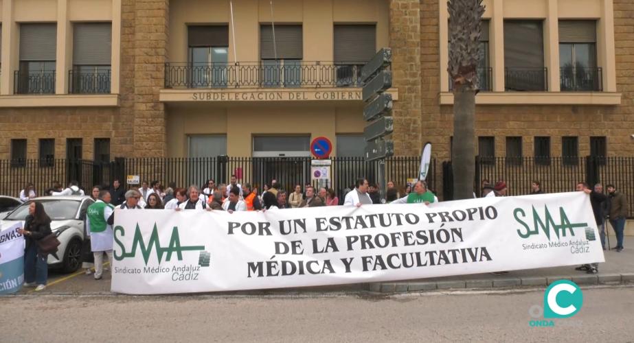 Imagen de una movilización de los profesionales médicos a las puertas de Subdelegación