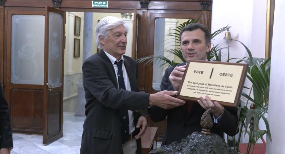 El alcalde, Bruno García, reibe la metopa del presidente de Cádiz con Elcano, Miguel Ramos 