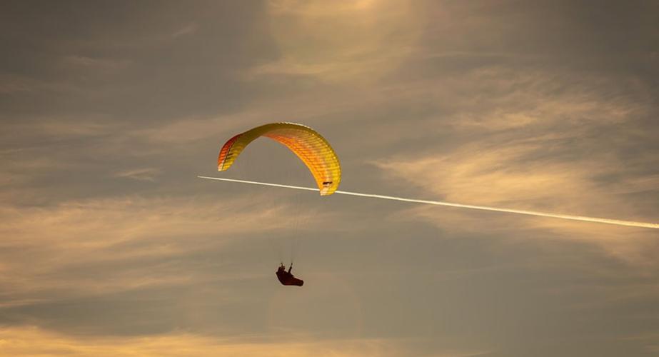 Parapente en el cielo en una imagen de archivo