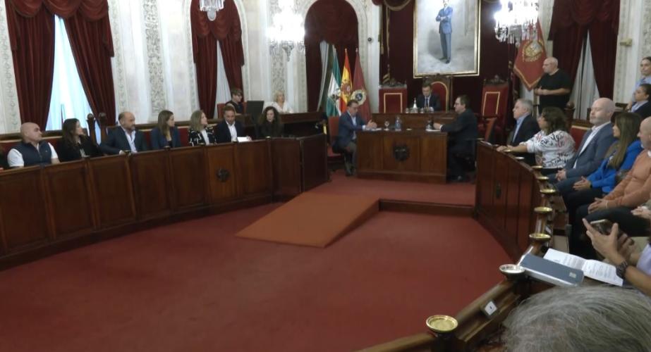 El Pleno refleja el pesar de la ciudad por las víctimas del accidente ferroviario de Toledo.