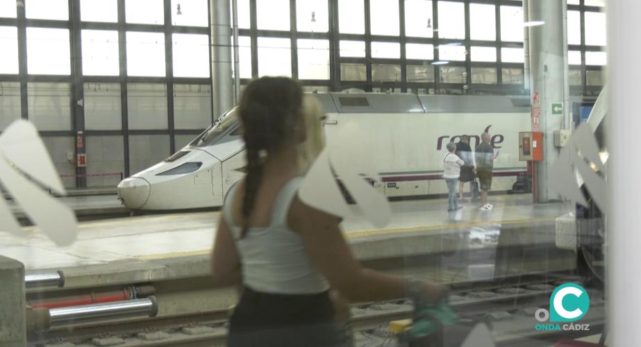  Renfe apunta la cancelación de 50 servicios semanales que unen la capital naciona con la provincia. 