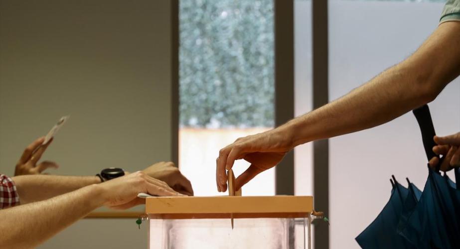 una persona deposita su voto en las urnas en una imagen de archivo