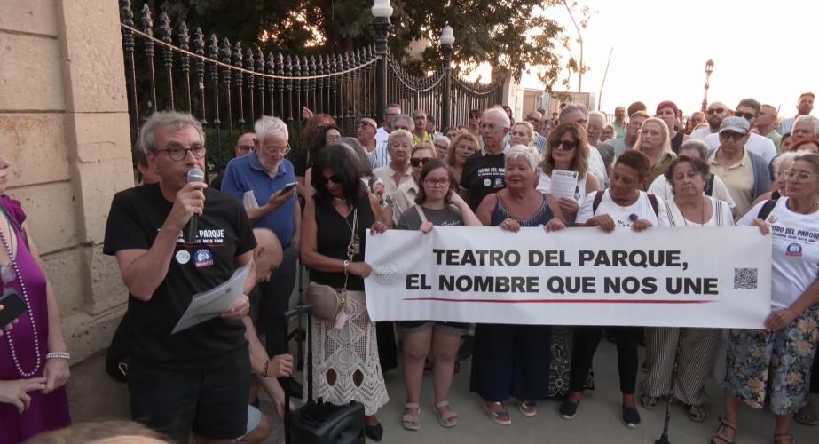 Protesta de la Asociación de Memoria Histórica de Cádiz en la entrada del Parque Genovés 