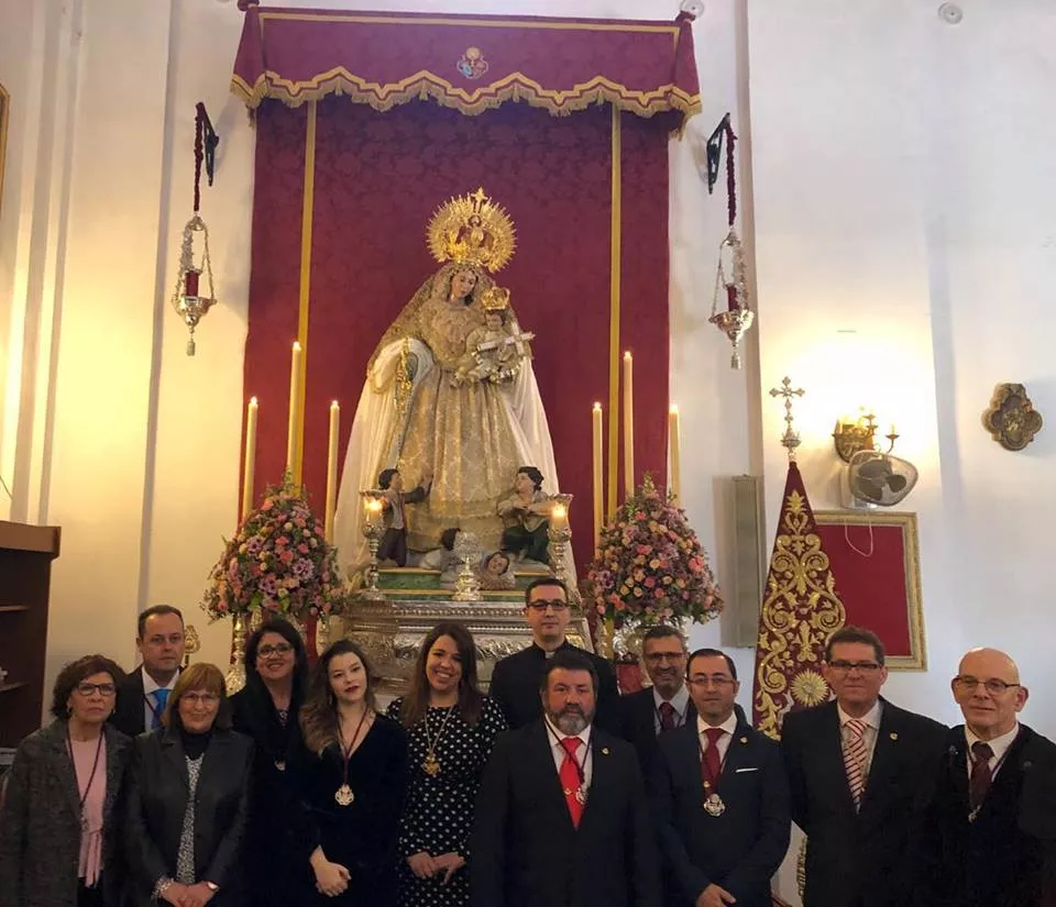 La nueva junta de gobierno junto al director espiritual, el padre César Sarmiento