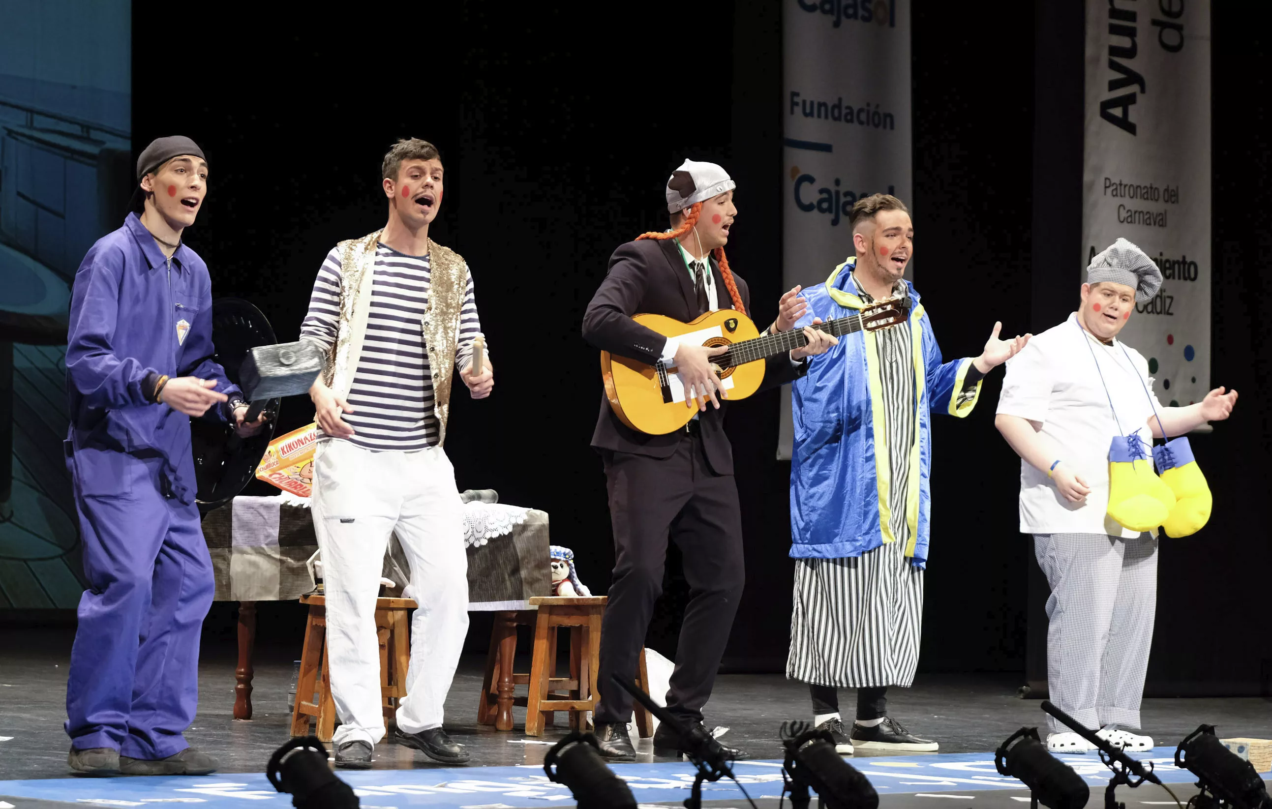 El cuarteto 'El jeque más rico del mundo y los que le ponen el yate a punto' durante su actuación en la final juvenil del COAC 2018 noticias cadiz El jeque mas rico del mundo (7)_0.jpg