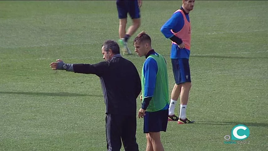 Alvaro Cervera indica instrucciones a Brian Oliva durante un entrenamiento en El Rosal noticias cadiz alvaro cervera brian oliva.jpg